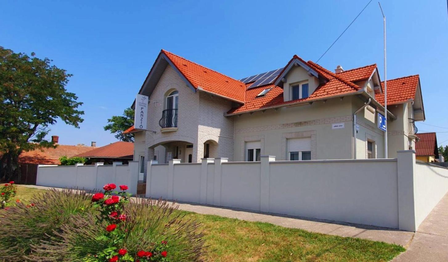 Hotel Sovirag Termal Panzio à Hajdúnánás Extérieur photo