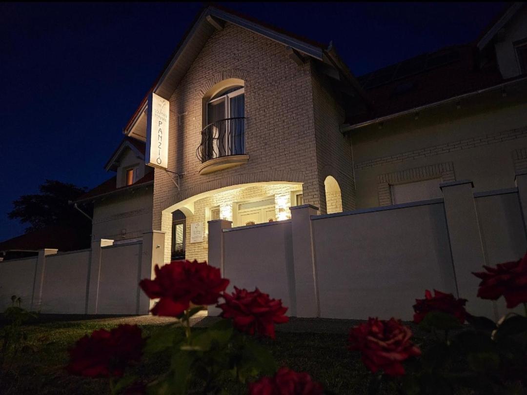 Hotel Sovirag Termal Panzio à Hajdúnánás Extérieur photo